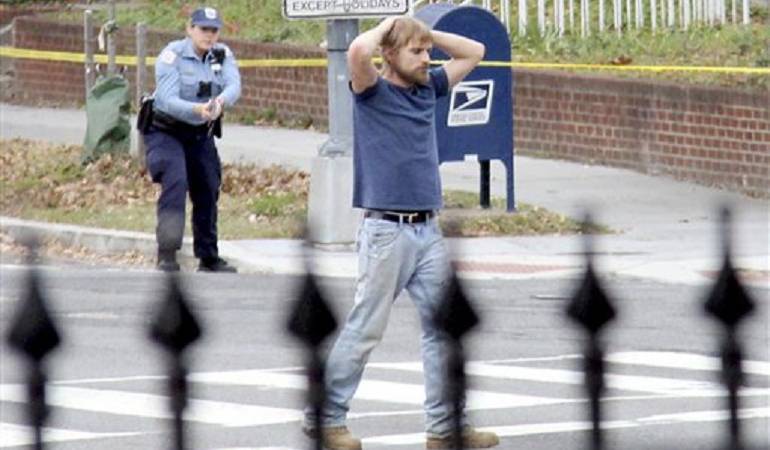 Esta foto del 4 de diciembre del 2016 muestra a Edgar Maddison Welch cuando se entrega a la policía en Washington, tras disparar un rifle dentro de una pizzería.