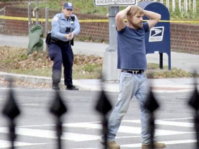 Esta foto del 4 de diciembre del 2016 muestra a Edgar Maddison Welch cuando se entrega a la policía en Washington, tras disparar un rifle dentro de una pizzería.