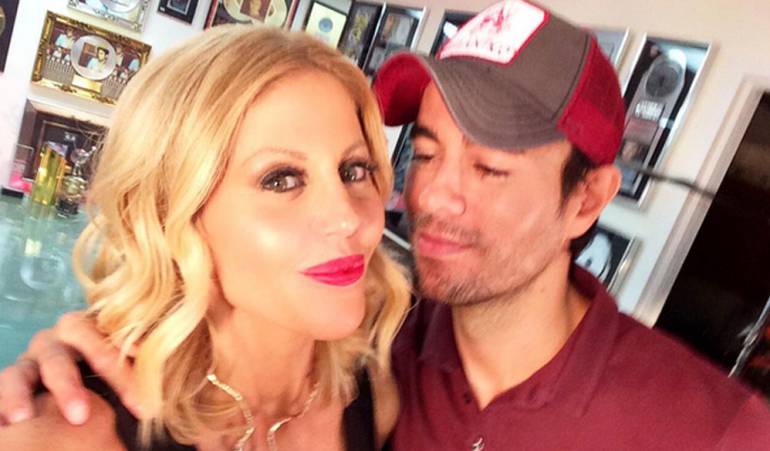 Enrique Iglesias y Barbie Simons.