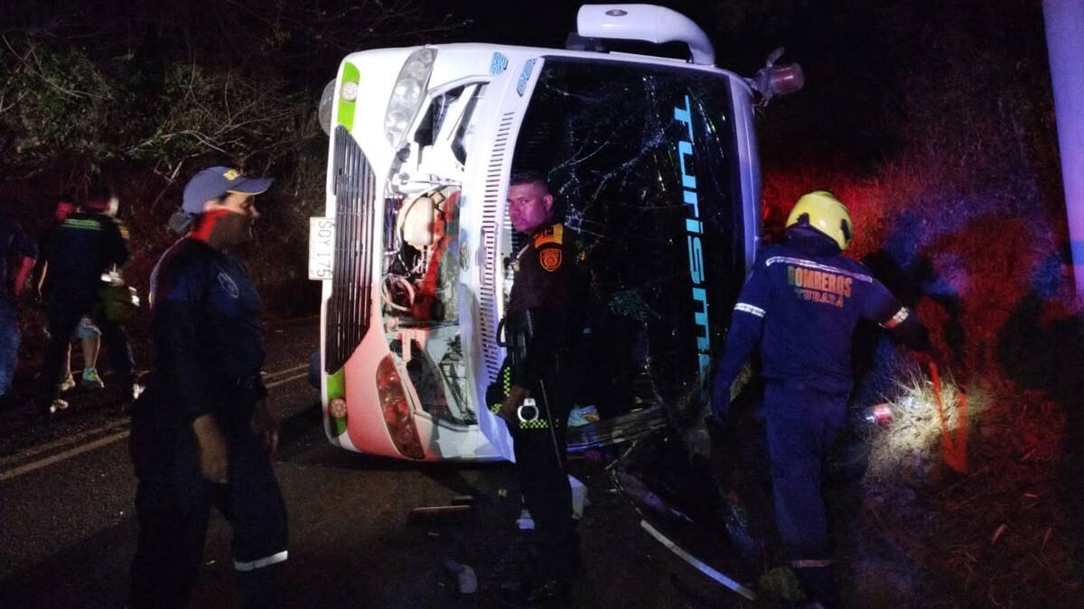 Una menor muerta y 49 personas heridas por siniestro de bus de comparsa infantil en Tubará