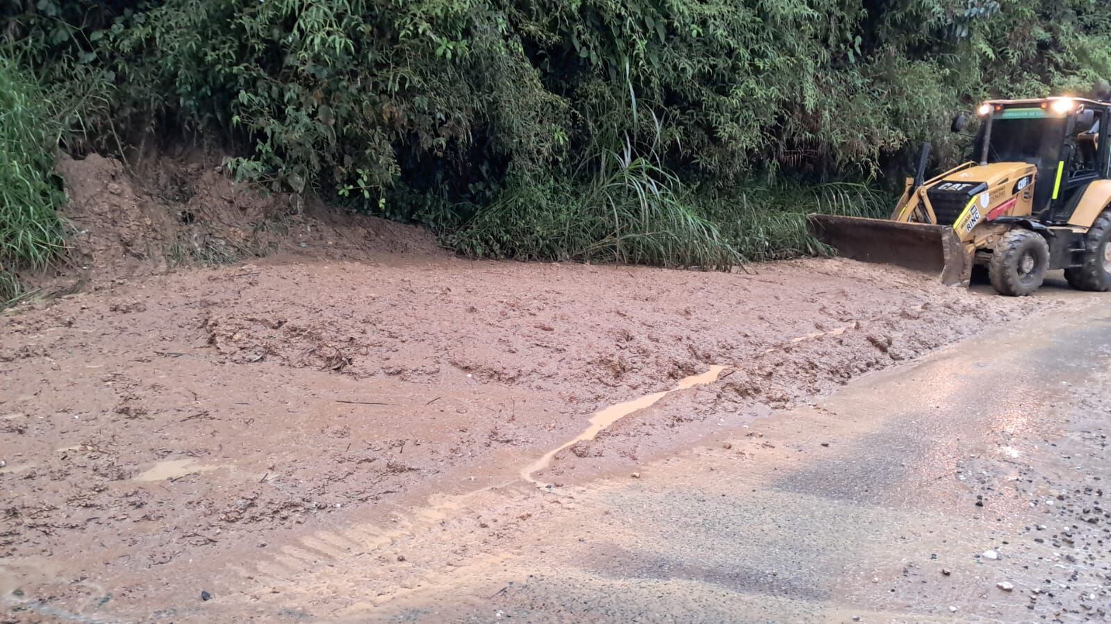 Maquinaria limpiando la vía Pácora - Aguadas. Foto: Secretaría de Infraestructura de Caldas.
