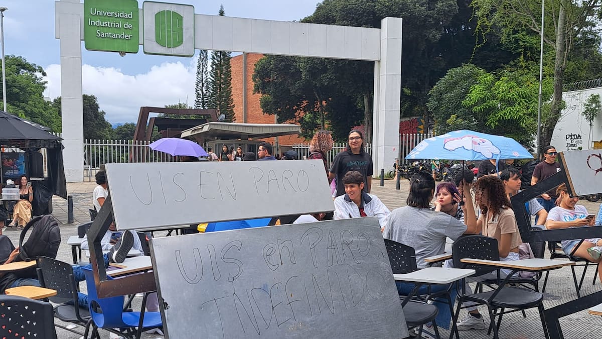 Ordenan evacuar la UIS tras ingreso de encapuchados y lanzamiento de papas bombas