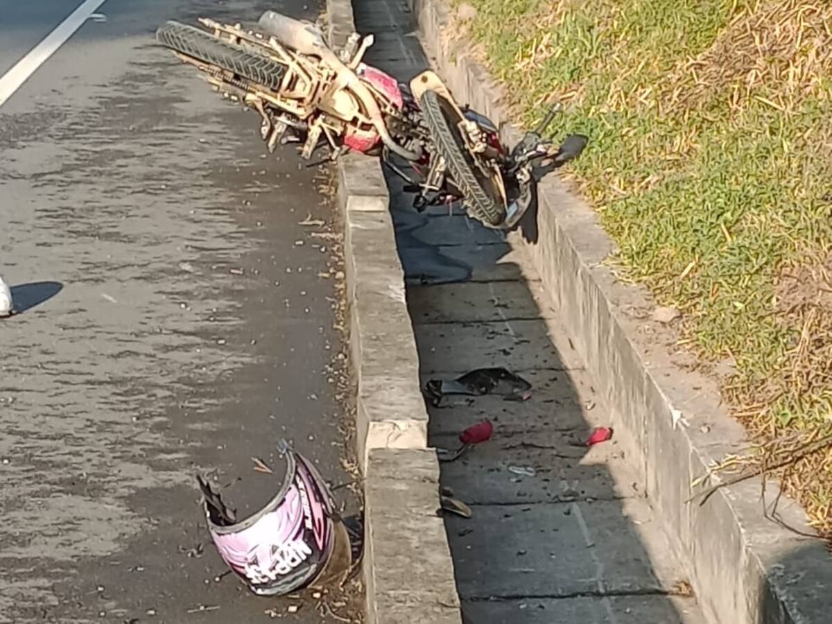 Aparatoso accidente de tránsito en la vía Manizales - Medellín dejó una persona muerta