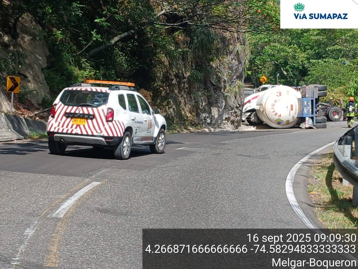 Volcamiento de carro cisterna en la vía Bogotá–Girardot mantiene cierres y pasos intermitentes