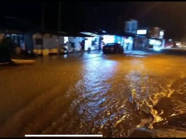 Cientos de familias afectadas por el desbordamiento de un río en Florida, Valle