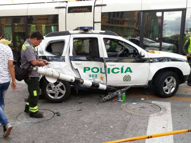 Un menor muerto y 4 heridos, deja colisión del Tranvía y una patrulla policial en Medellín