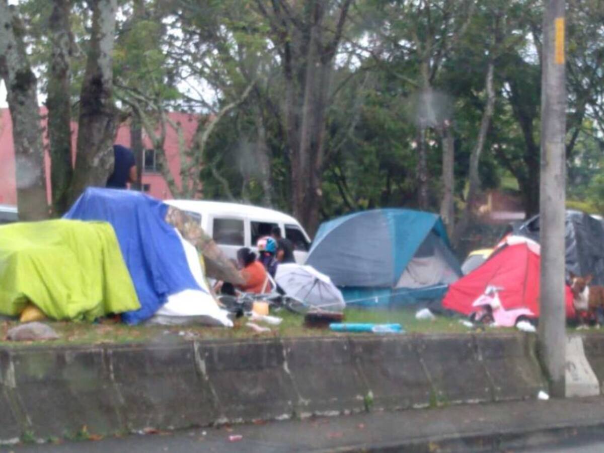 Grupo de venezolanos armó cambuches al frente de la Terminal de Pereira