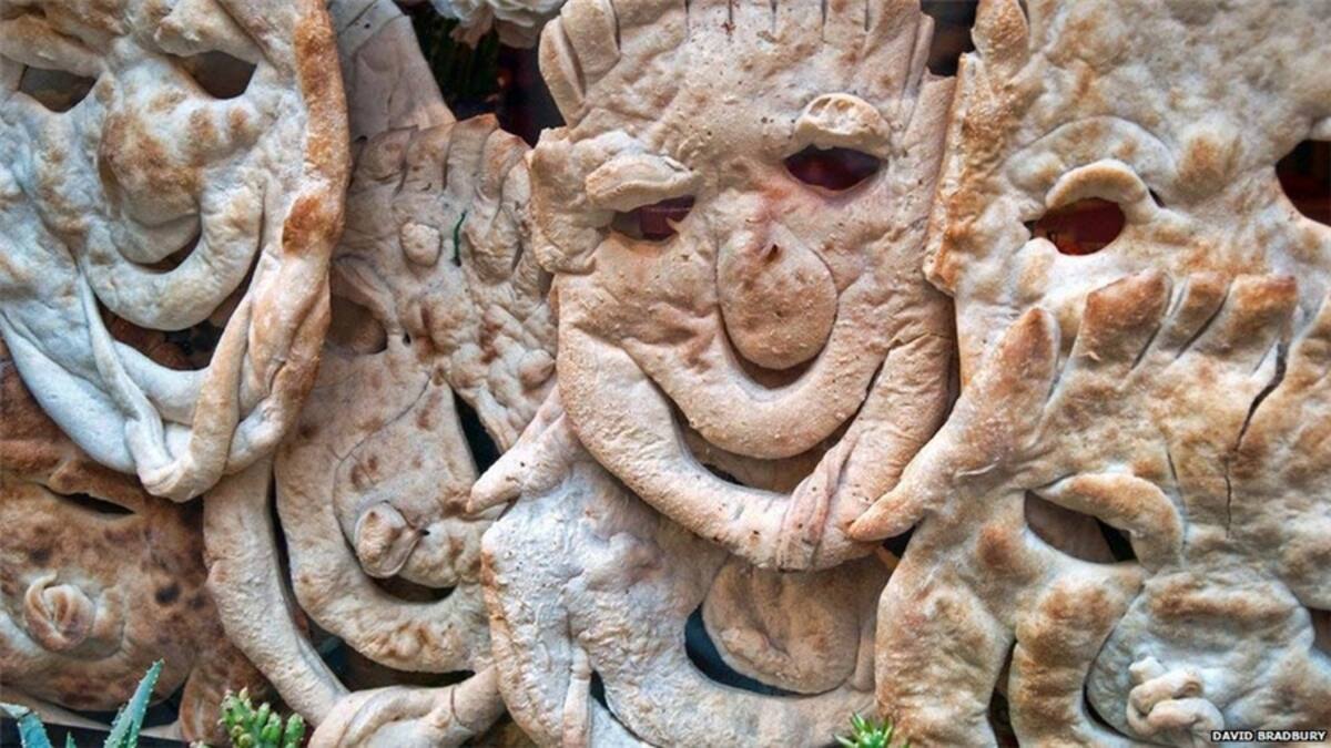 Máscara pintada en una ventana de San Francisco (EEUU).  Foto: Daniel Furon