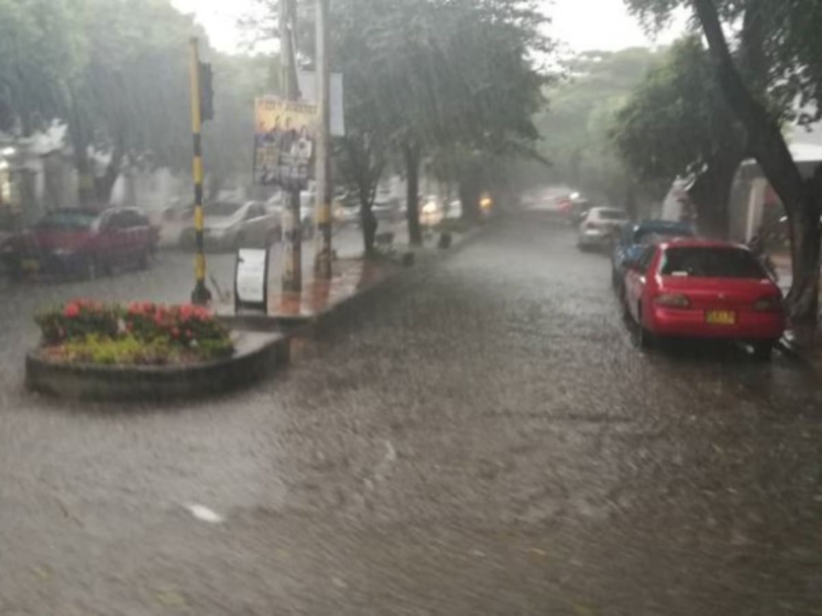 “Necesitamos que nos ayuden arreglando esta avenida”: dice taxista por el mal estado de la Guaimaral