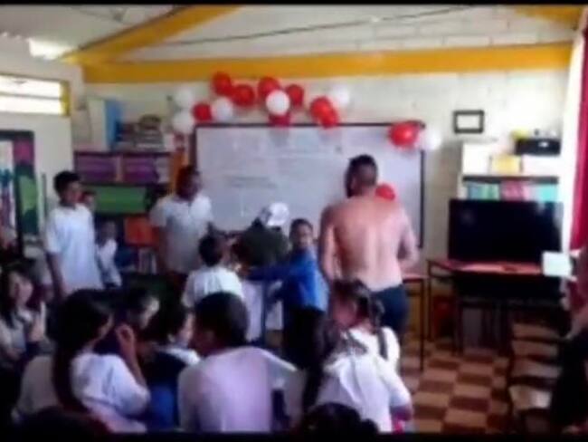En su momento, el profesor se quitó la camiseta e hizo bailes sugestivos frente a sus estudiantes de primaria. Foto: cortesía.