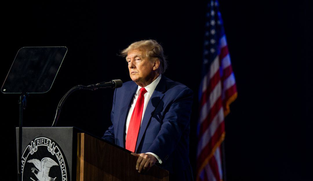 En convención de armas, Trump rinde tributo a víctimas de tiroteo en Texas