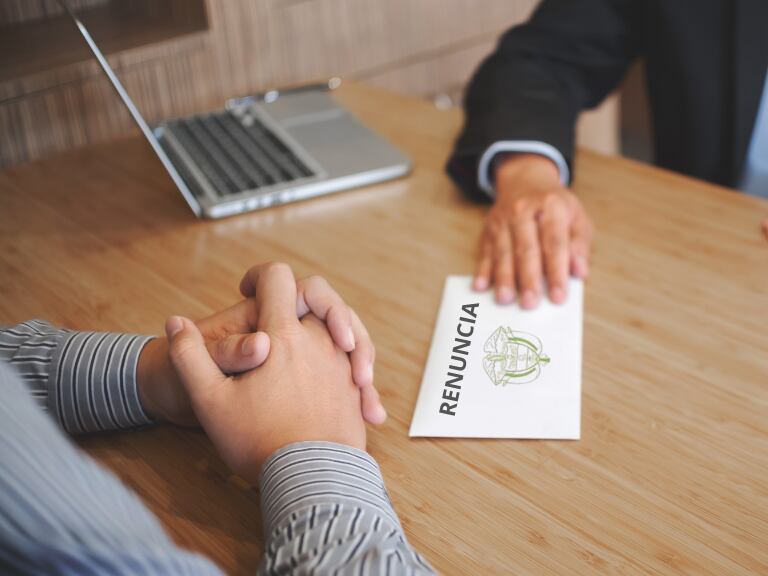 Persona presentando una carta de renuncia (Fotos vía Getty Images)