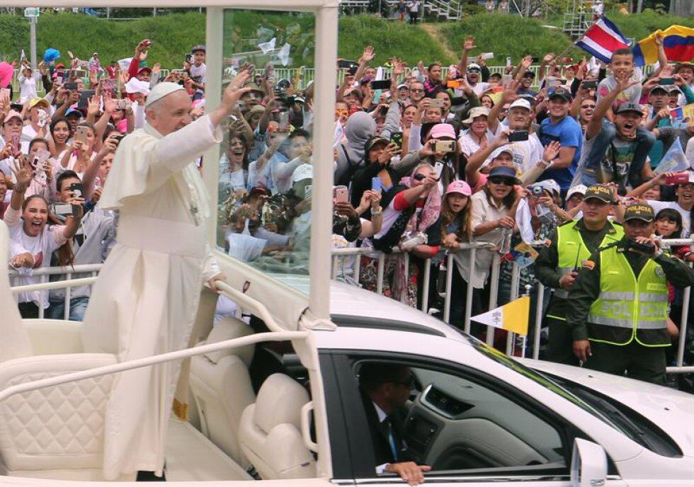 Durante su entrada al Aeropuerto Olaya Herrera el papa Francisco se subió su papa móvil y visito a miles de feligreses. 