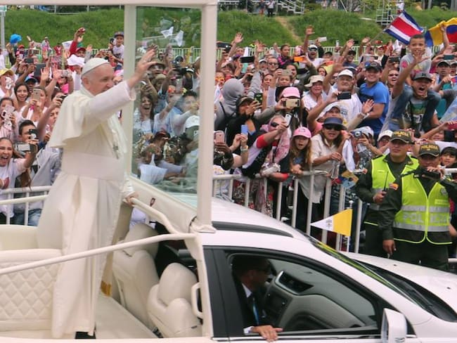 Durante su entrada al Aeropuerto Olaya Herrera el papa Francisco se subió su papa móvil y visito a miles de feligreses. 