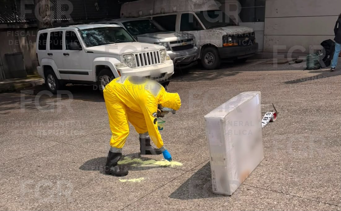 La sustancia tóxica, que estaría siendo transportada de manera irregular en cajas que sumaban casi media tonelada, se derramó cuando se rompió uno de los contenedores.
(Foto:   Cortesía Fiscalía General de la República de México)