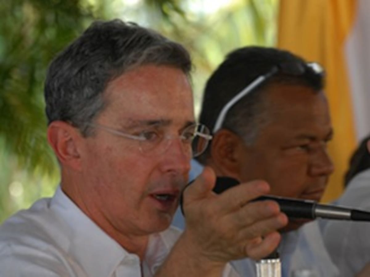 Uribe insta a desmovilización de guerrilleros y abre alternativa de gestores de paz
