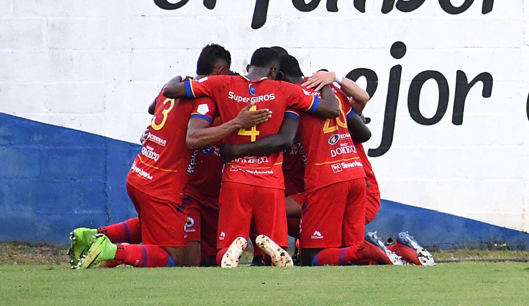 Los jugadores del Pasto festejan su más reciente anotación ante Jaguares.