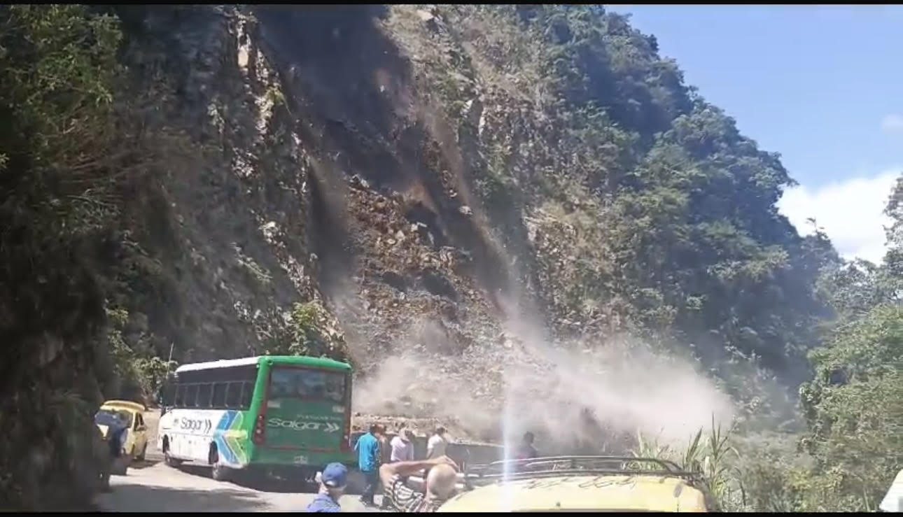 El derrumbe que cayó sobre la vía no dejó personas heridas o desaparecidas. Foto: Denuncias Antioquia.