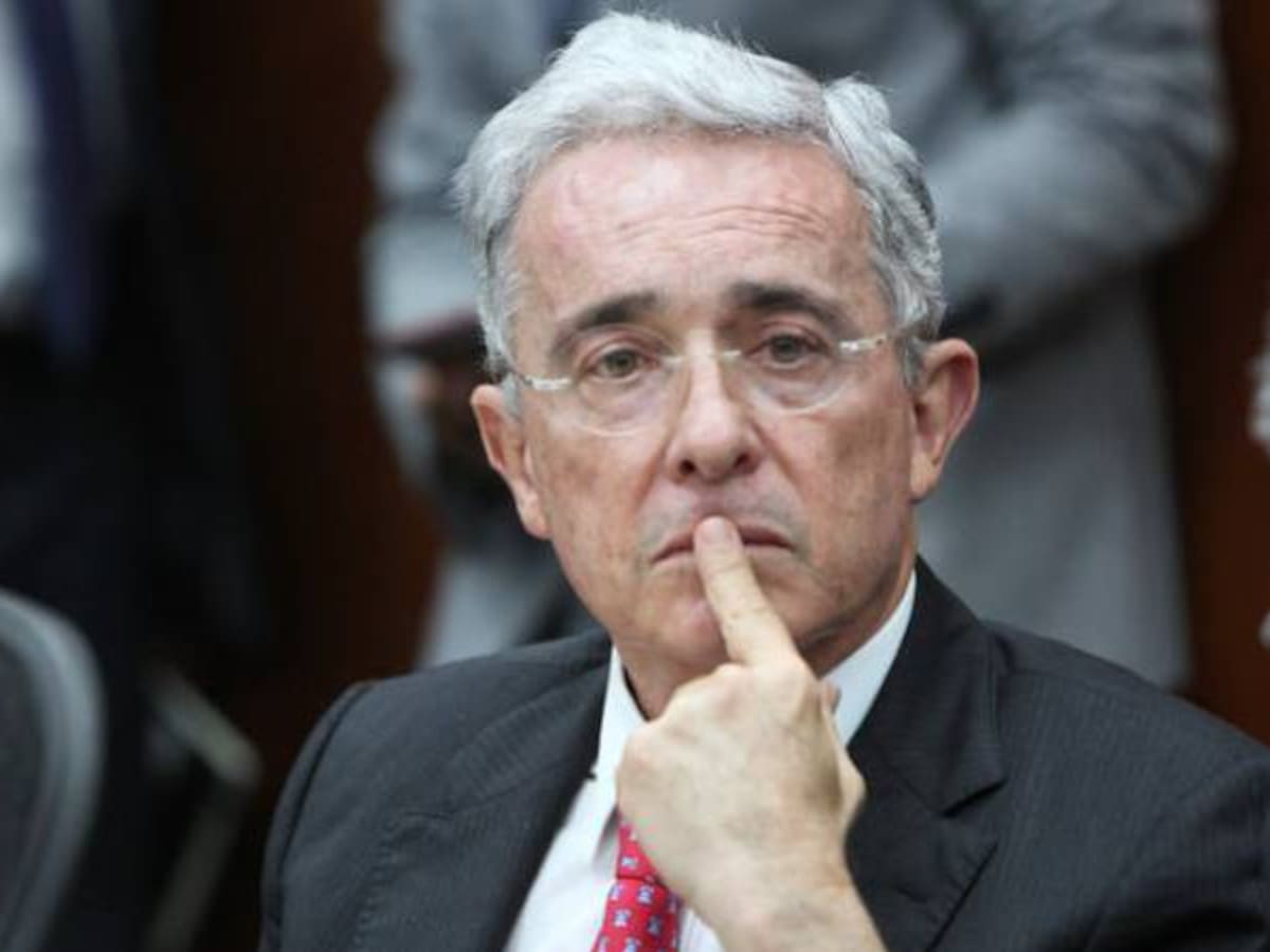 Fiscalía investiga amenazas a través de Twitter contra Álvaro Uribe
