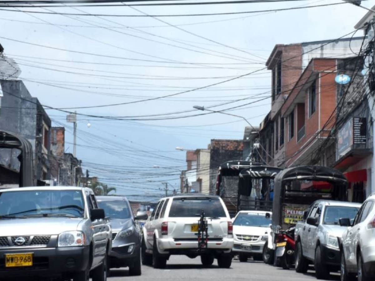 "¿Quién nos protege de los escoltas malparqueados en Bogotá?"