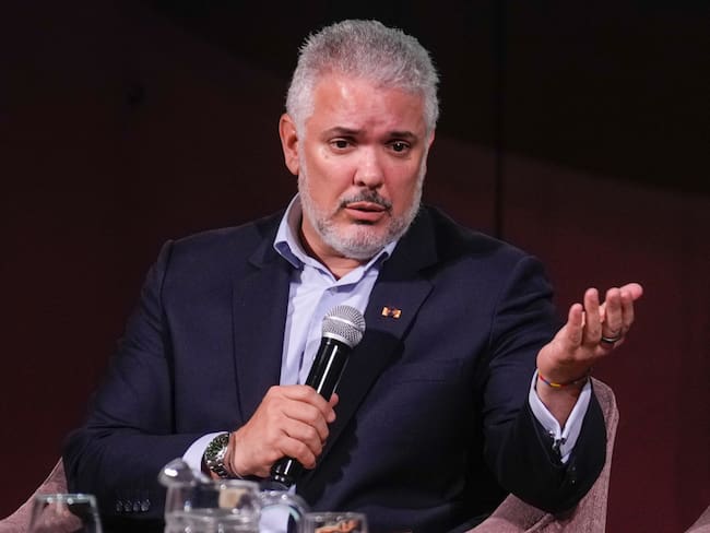 MADRID, 21/05/2025.- El expresidente colombiano Iván Duque participa en la presentación del libro "El polemista arriesgado", en el que catorce expresidentes iberoamericanos y los expresidentes españoles Mariano Rajoy y José María Aznar escriben sobre el compromiso político de Mario Vargas Llosa, hoy miércoles en el Ateneo, en Madrid. EFE/Borja Sánchez-Trillo