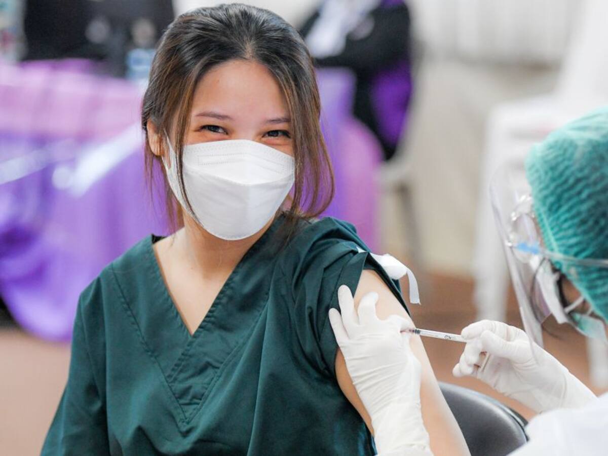 Gobierno estima llegar al 90% de población con primera dosis en diciembre