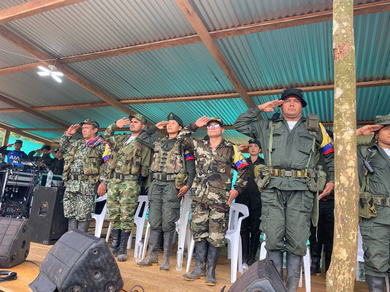 Alias ‘Iván Mordisco’ (centro derecha al lado de la mujer) y alias ‘Calarcá’ (el quinto de izquierda a derecha) del Estado Mayor Central Farc. Foto: Suministrada.