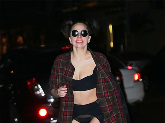 Lady Gaga pasea en ropa interior
