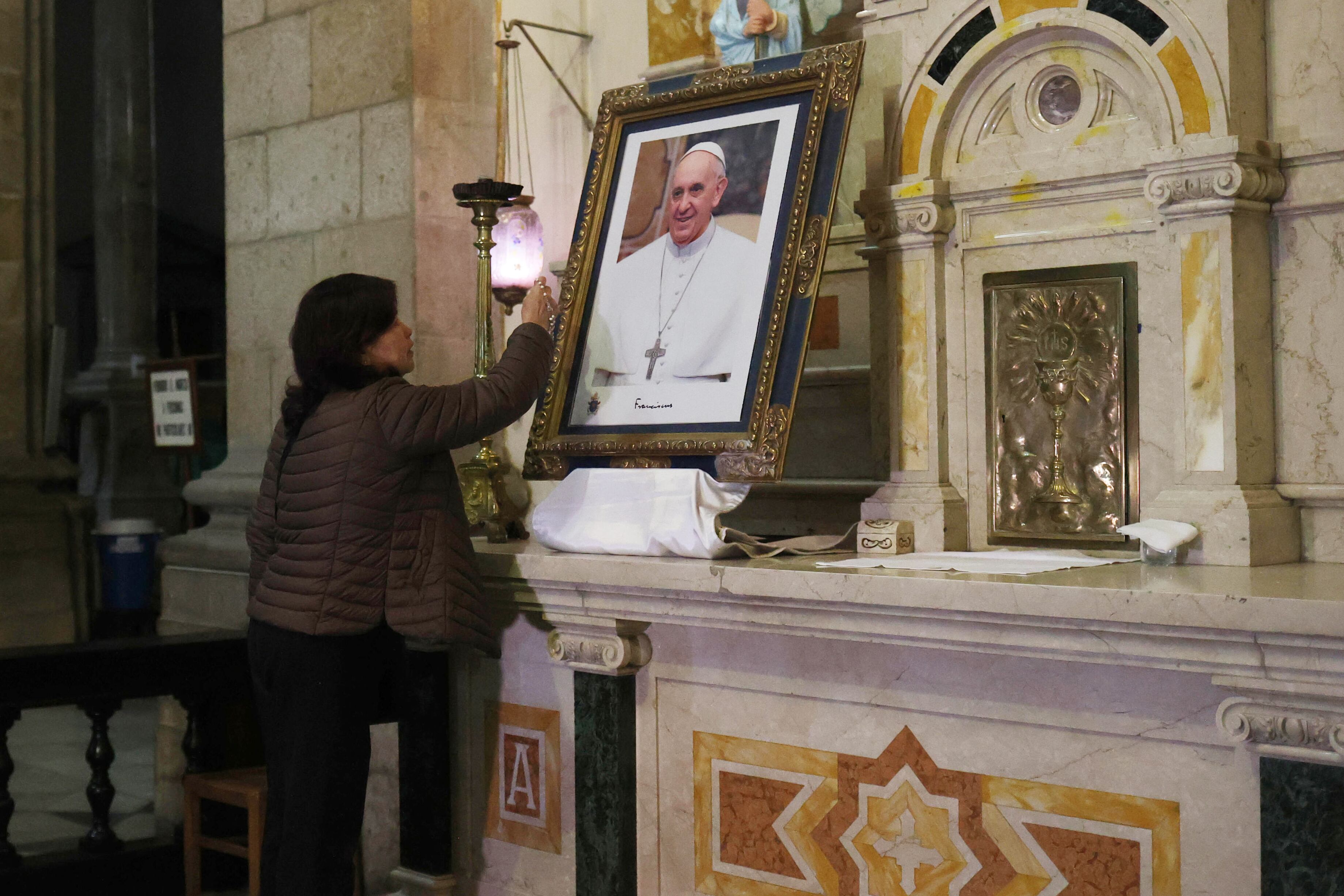 AME3768. LA PAZ (BOLIVIA), 26/02/2025.- Una mujer ora frente a una imagen del papa Francisco para pedir por la salud del sumo pontífice este miércoles, en una iglesia en La Paz (Bolivia). EFE/ Luis Gandarillas