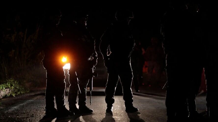 En medio de la confrontación, varios de los uniformados sufrieron agresiones por parte de la comunidad. Foto: Getty Images