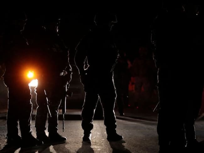 En medio de la confrontación, varios de los uniformados sufrieron agresiones por parte de la comunidad. Foto: Getty Images