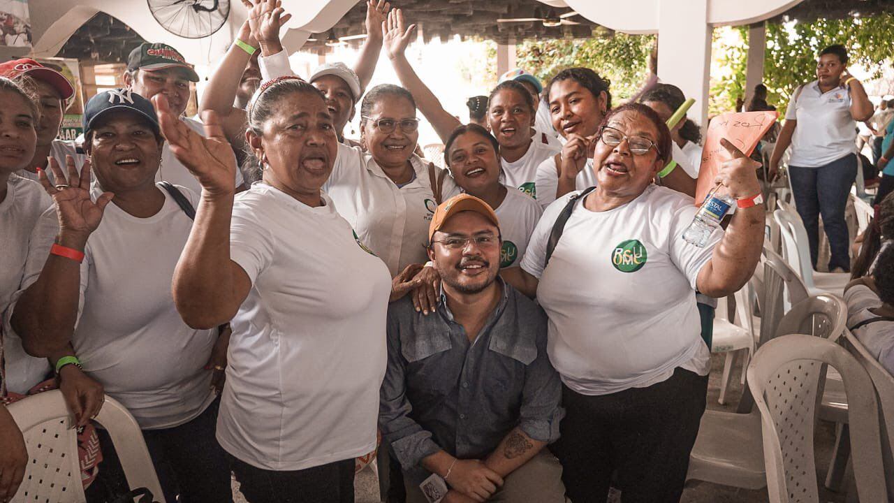 Juan Felipe Harman, director de la ANT, junto a un grupo de mujeres beneficiarias de Córdoba.