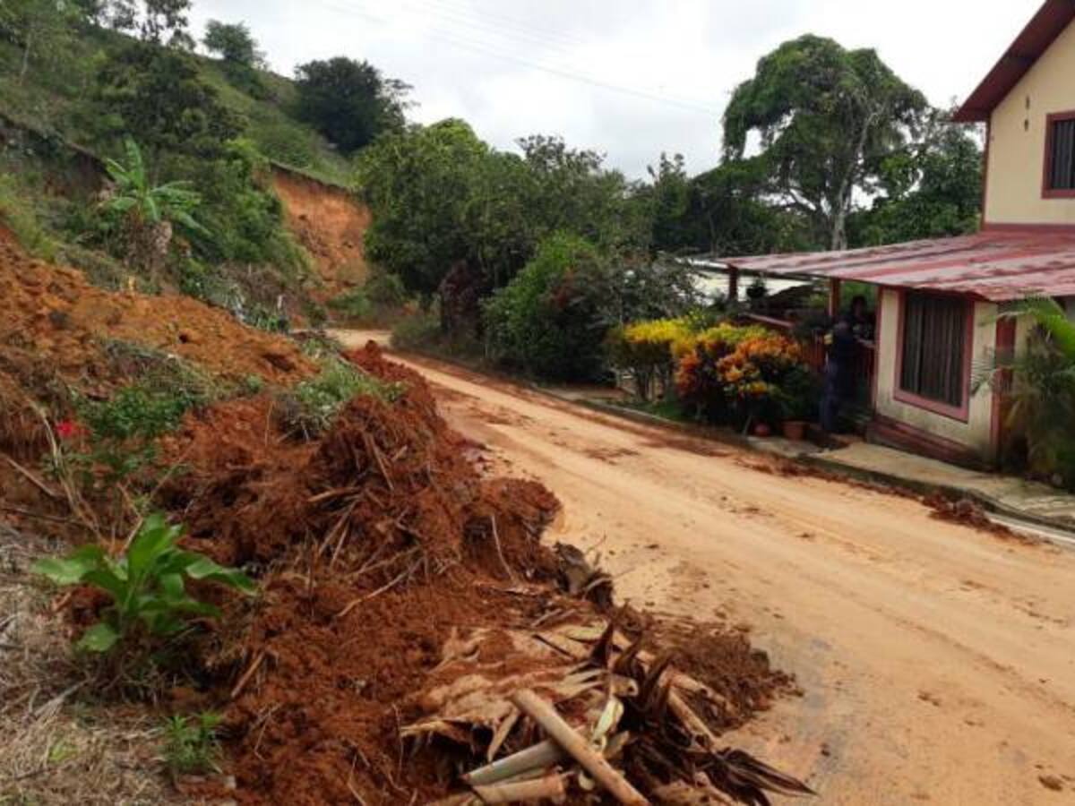 La lluvia empezó a generar problemas en las vías de Caldas