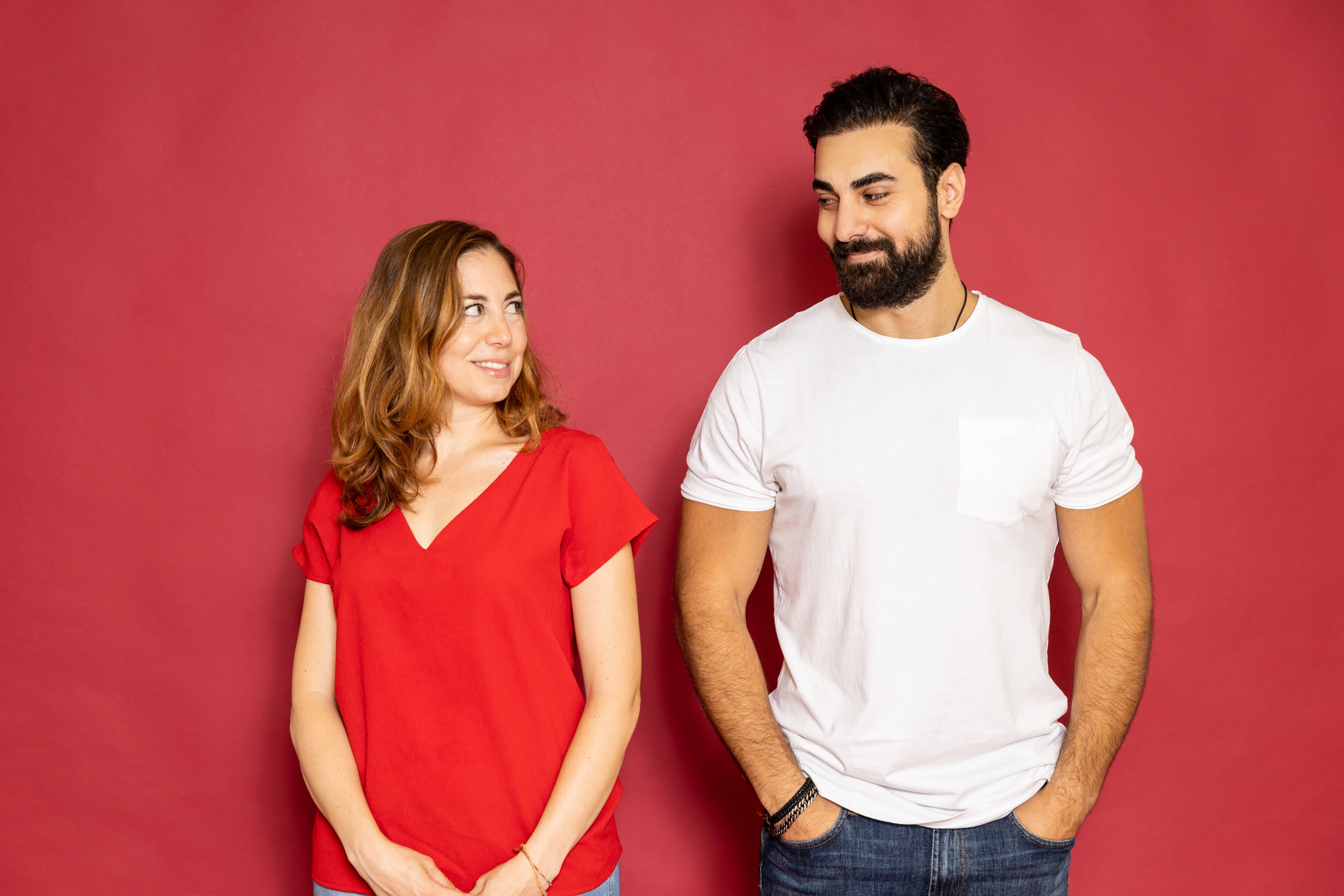 Hombre y mujer con diferentes estaturas