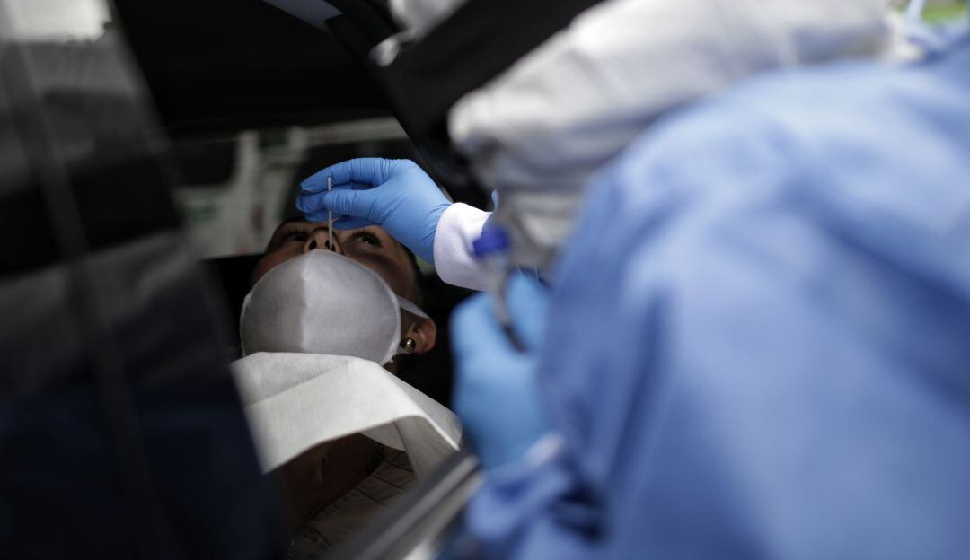 Realización de prueba para detectar la COVID-19