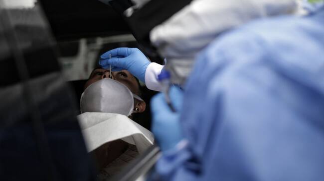 Realización de prueba para detectar la COVID-19