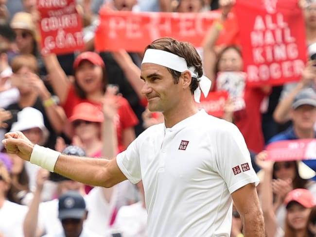 Federer avanza a tercera ronda y aumenta récord en Wimbledon