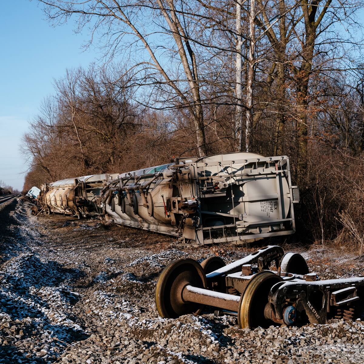 EE.UU. ordenan a compañía de tren analizar contaminación tras accidente en Ohio