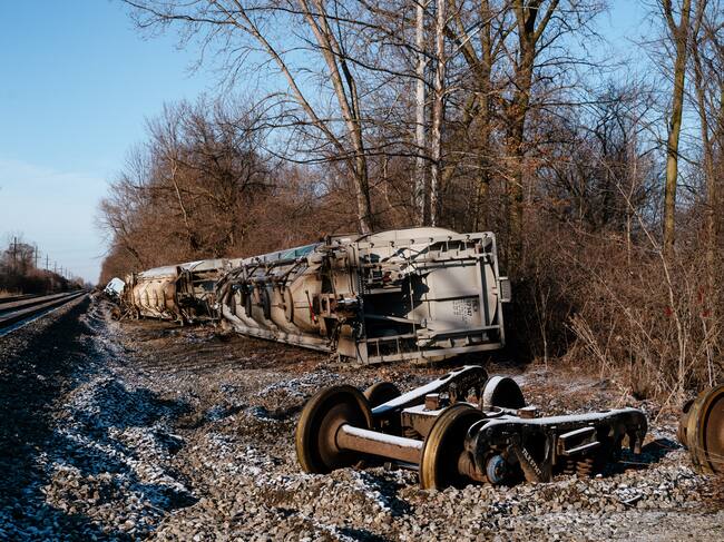 Autoridades de EE.UU. ordenan a compañía de tren analizar contaminación tras accidente en Ohio