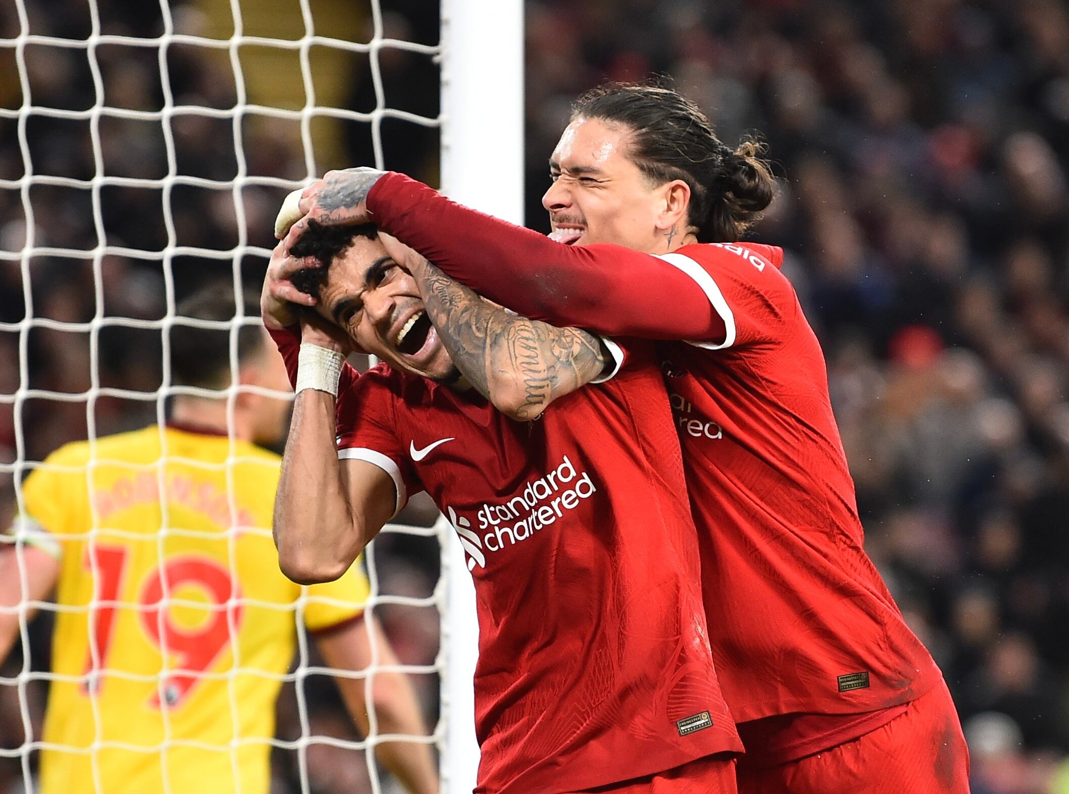 Luis Díaz festeja uno de los goles del Liverpool junto a Darwin Núñez / Getty Images.