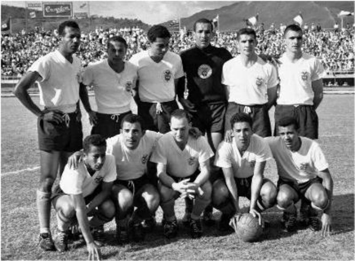 SELECCIÓN COLOMBIA 1957DE PIE DER-IZD:: Roaldo Viafara, Canino Caycedo, Hernán Echeverry, Caimán Sánchez, Hernando Reyes, Ignacio CalleABAJO DER-IZD: Miguel Paneso, Marcos Coll, Luis Alfonso Villegas, Manco Gutiérrez Y Valerio Delatour. Jugaron Amistoso En Medellín Ante Paraguay.