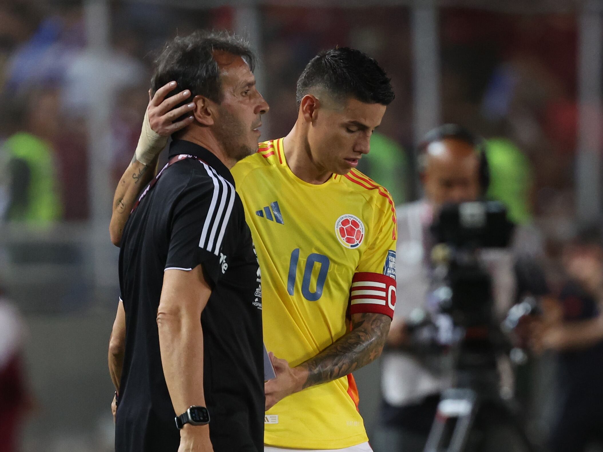 James Rodríguez junto a Fernando Batista, DT de Venezuela. (Photo by Edilzon Gamez/Getty Images)