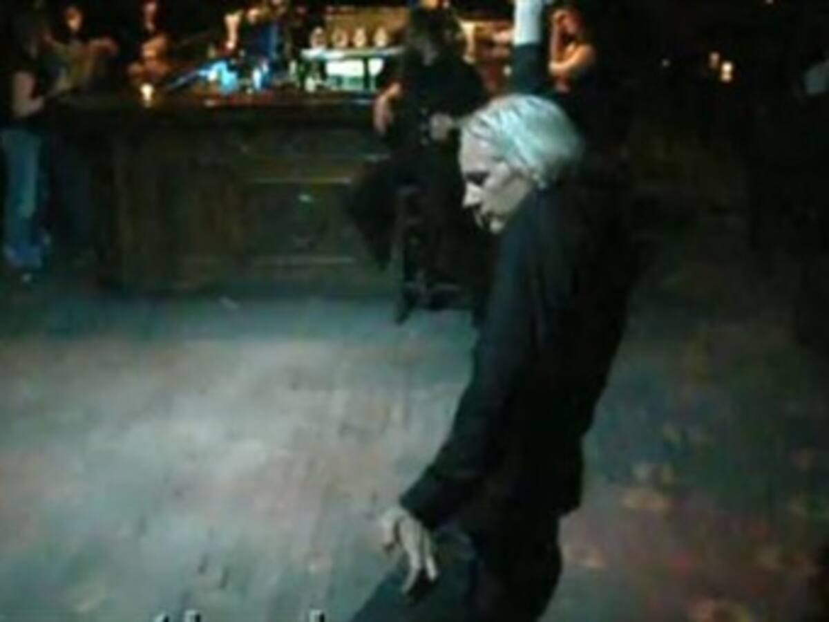 Se filtra video de fundador de Wikileaks bailando