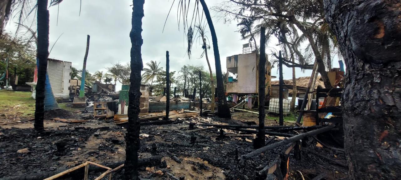 Local comercial incinerado en Necoclí- foto cortesía