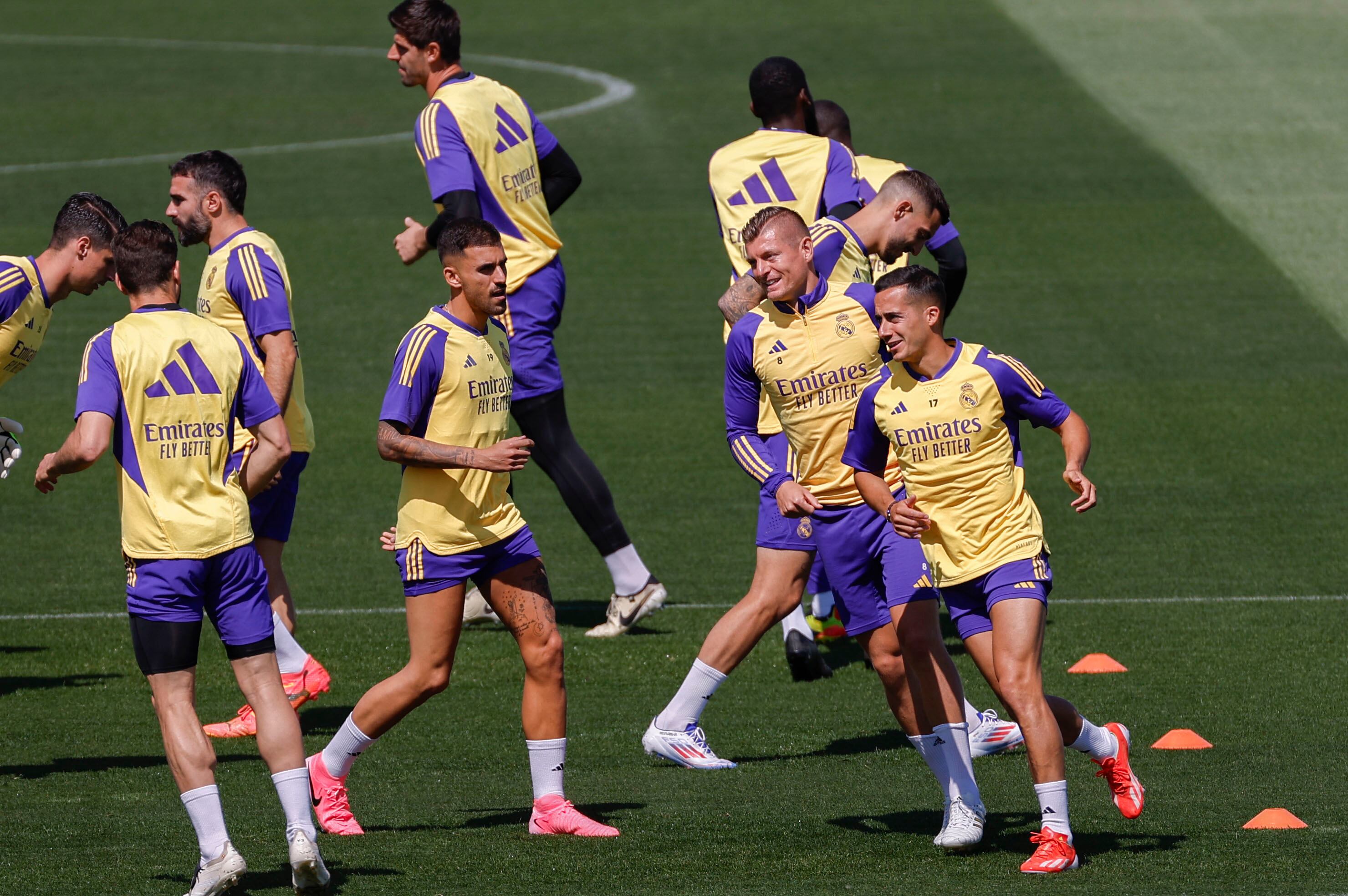 Los jugadores del Real Madrid durante el entrenamiento celebrado este viernes en la Ciudad Deportiva Real Madrid.-EFE/JJ Guillén