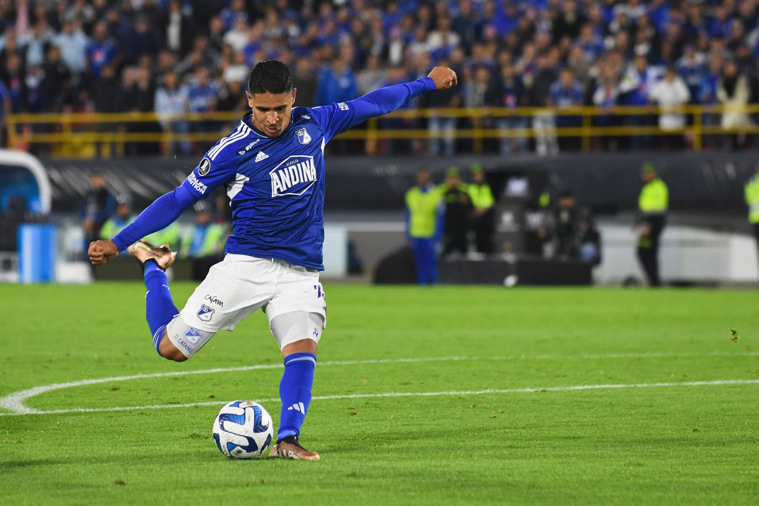 Daniel Cataño en el momento del gol del triunfo ante Universidad Católica. (Photo by Daniel Munoz/VIEWpress)
