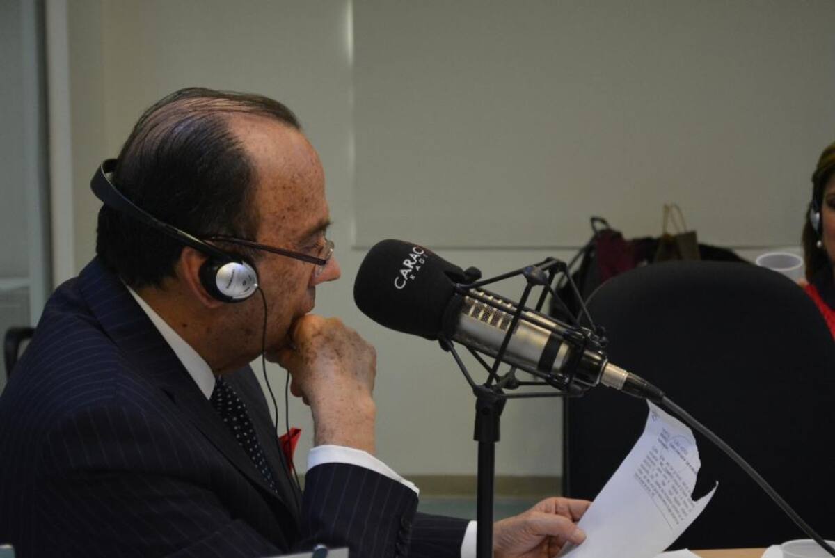 Tras dos décadas de estar inundando de humor a los colombianos, el admirado periodista se retira de La Luciérnaga, vea como desarrolla su último programa.