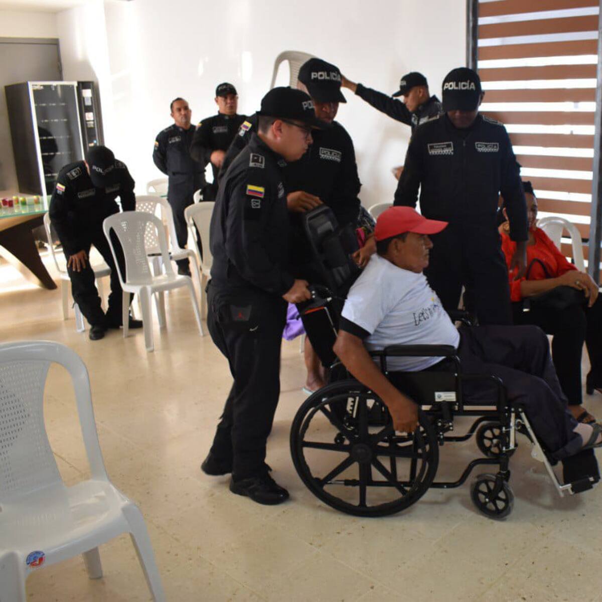 Unidad de Diálogo y Mantenimiento del Orden (UNDMO) entregó sillas de ruedas en Cartagena