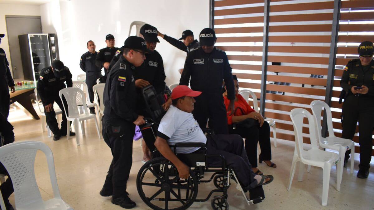 Unidad de Diálogo y Mantenimiento del Orden (UNDMO) entregó sillas de ruedas en Cartagena