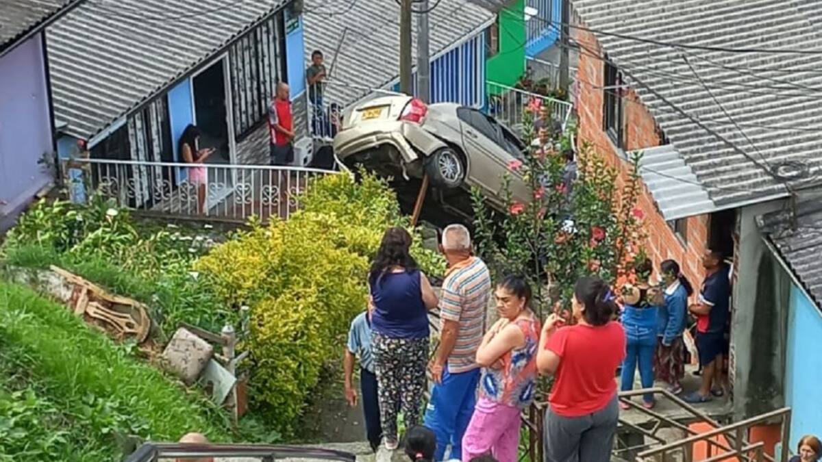 En Manizales, conductor perdió el control de su carro y rodó varios metros